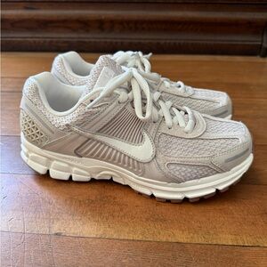 NIKE Zoom Vomero 5, light ore wood brown, sz w8.5